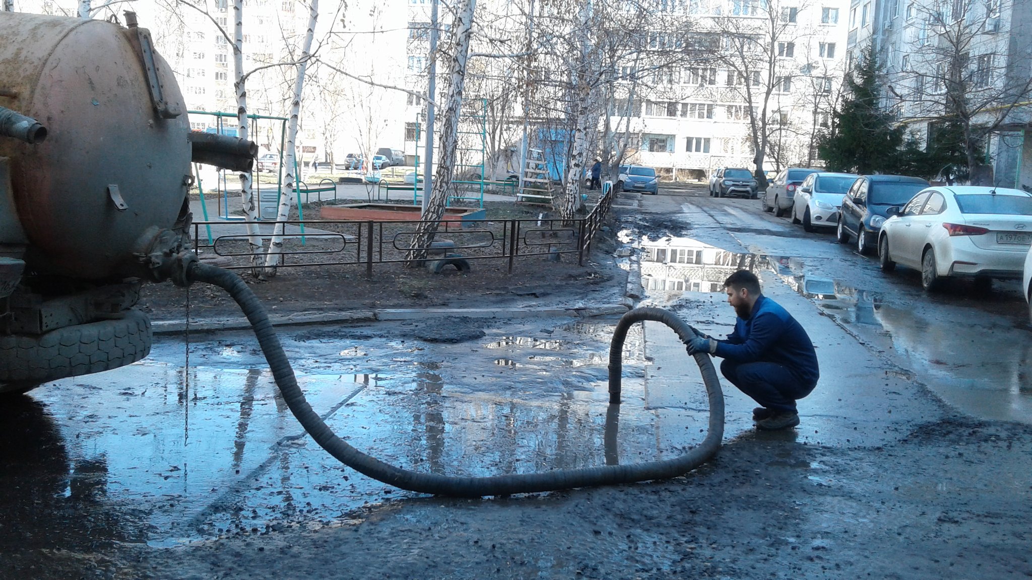 Ассенизатор откачивает воду во дворах